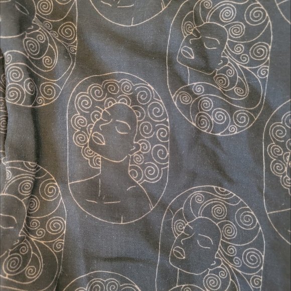 Izzy & Liv Women's Black 100% Viscose Infinity Scarf One Size - Picture 2 of 3